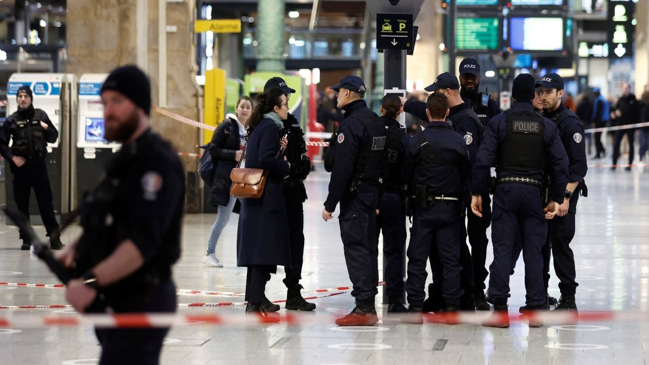 Paris’te bıçaklı saldırı: Şüphelinin 20'li yaşlarında bir Libyalı olduğu belirlendi