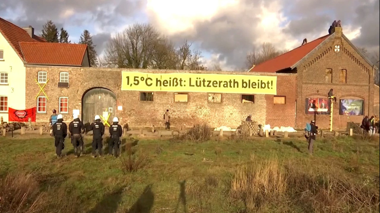 Almanya'da boşaltılan köyde çevreciler ile polis karşı karşıya geldi
