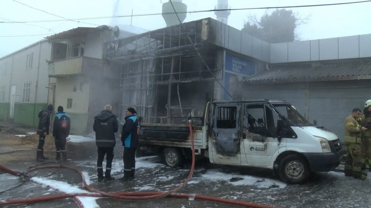 Tuzla'da doğalgaz borusu patladı: AK Parti bürosu yandı
