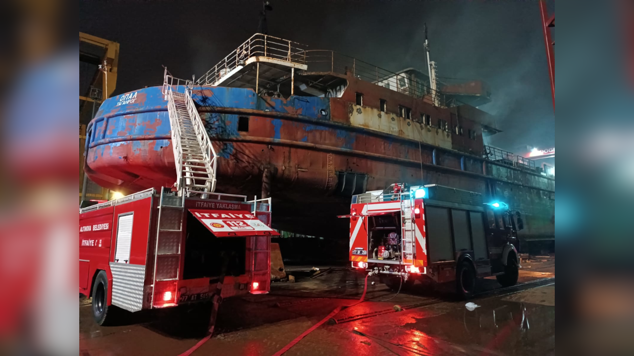 Tersanede onarımdaki gemide yangın çıktı: 3 işçi hastaneye kaldırıldı