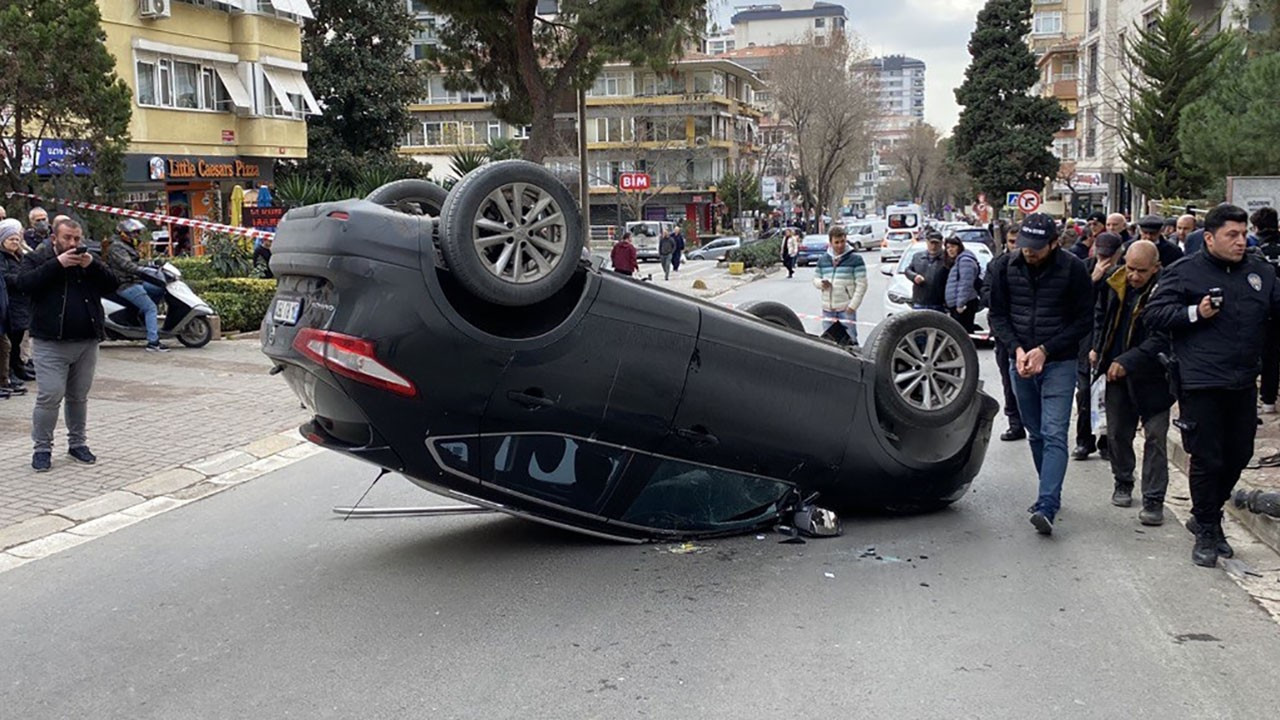 Kadıköy'de kontrolden çıkan araç kaldırımdaki yayaya çarpıp takla attı