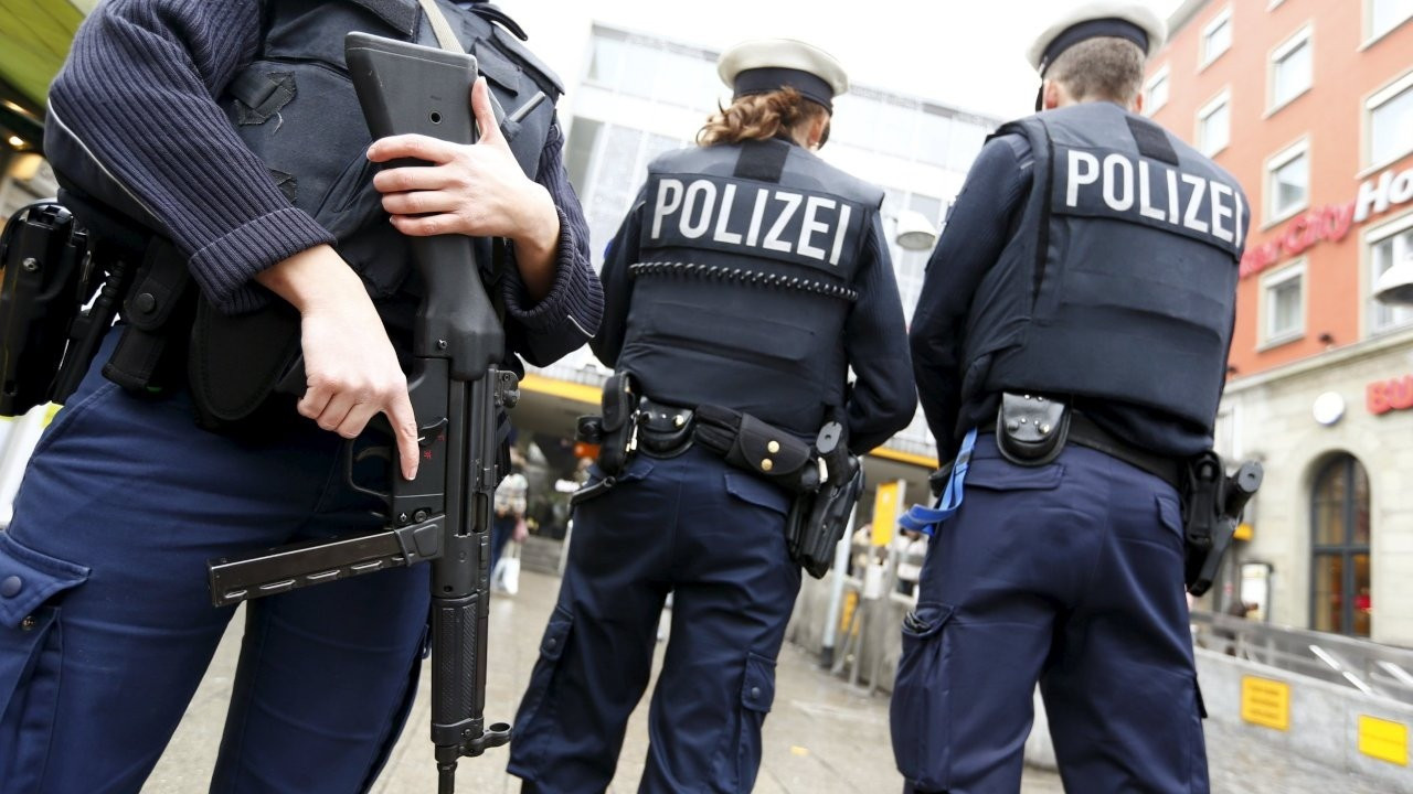 Almanya’da 4 polise 'aşırı sağ' soruşturması: Görevden alındılar