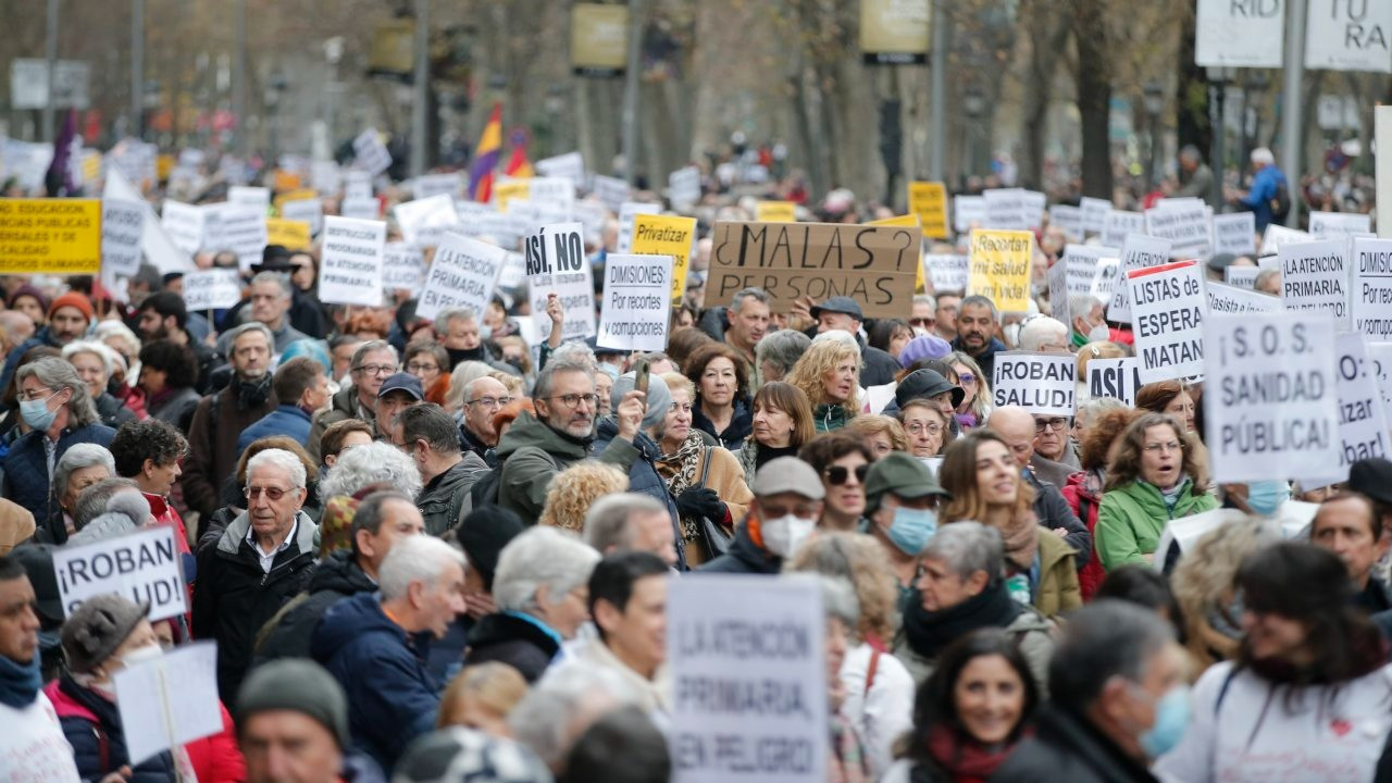 Madrid'de sağlık çalışanlarından protesto: Sektöre yatırım artırılsın