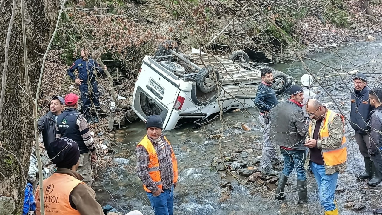 Kayıp iki kişi çaya yuvarlanan araçta ölü bulundu
