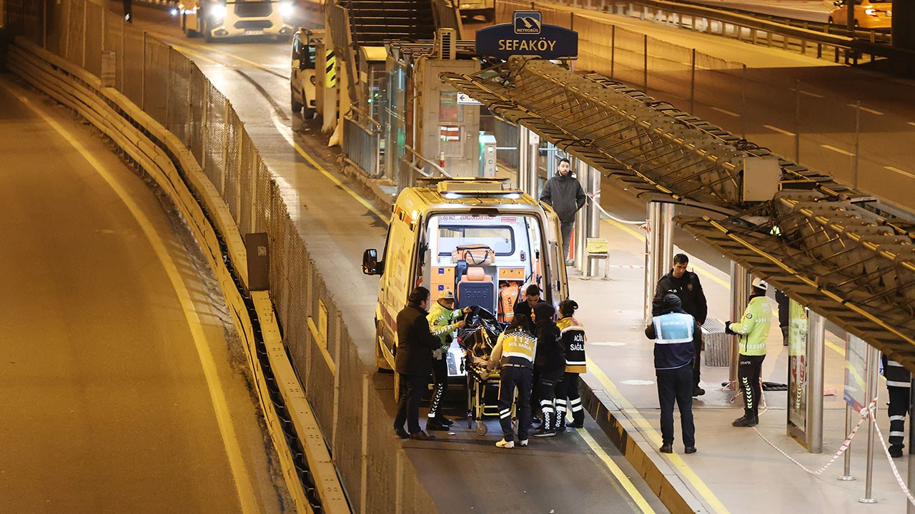 Yola düşen kişi, metrobüsün altında kalarak öldü