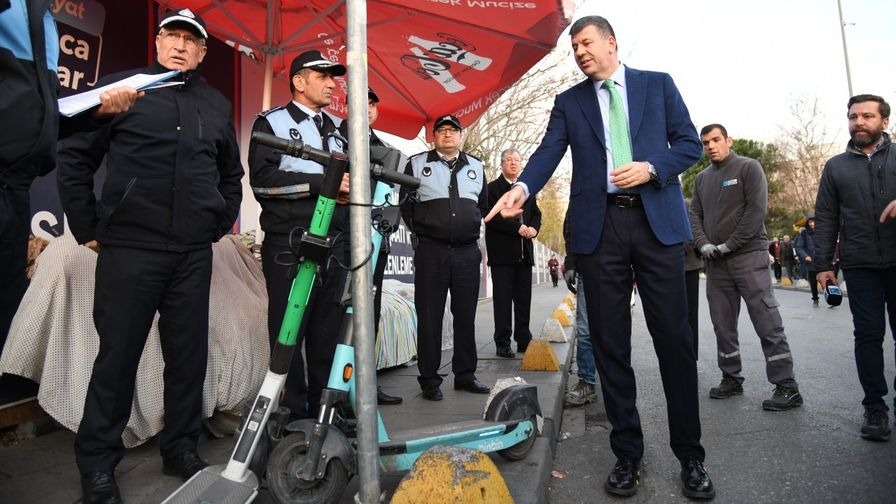 Kadıköy Belediyesi kaldırımları işgal eden scooterları kaldırıyor