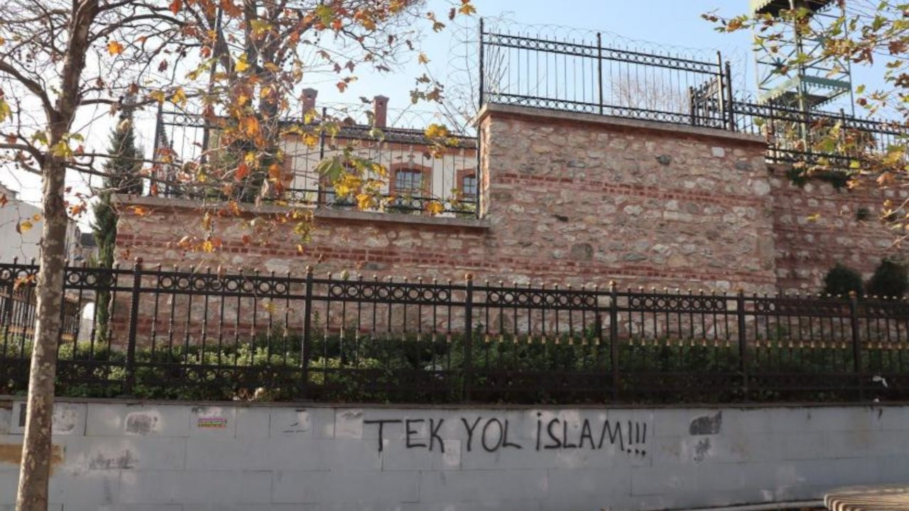 Kilise duvarına 'Tek yol İslam' yazılaması yapıldı