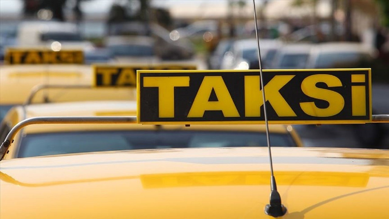 İstanbul'da bazı taksiciler deprem için kampanya başlattı
