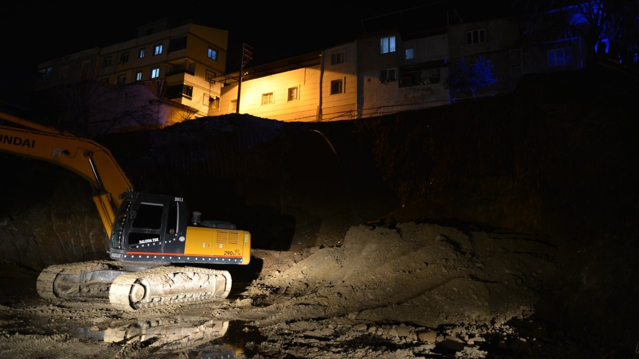 İnşaatın temeli çöktü, 4 ev tahliye edildi