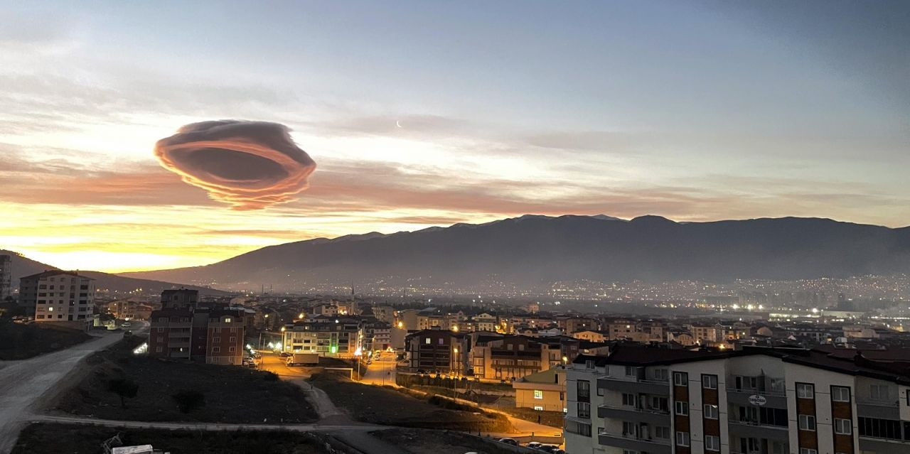 Bursa'da sabah saatlerinde 'UFO bulutları' gözüktü - Sayfa 1