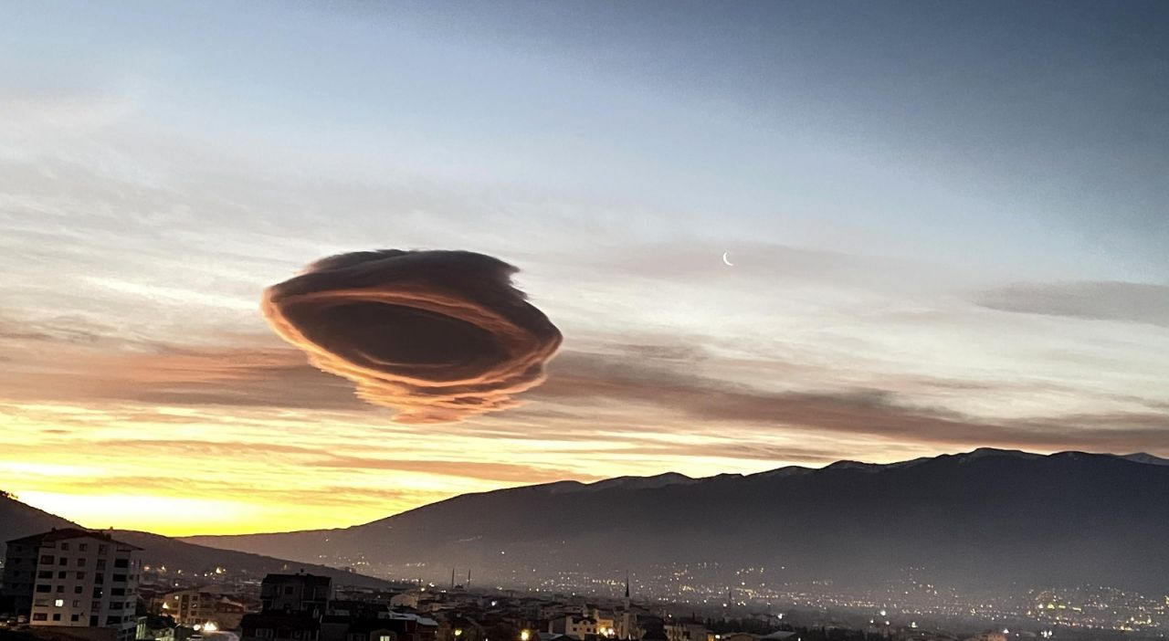 Bursa'da sabah saatlerinde 'UFO bulutları' gözüktü - Sayfa 2