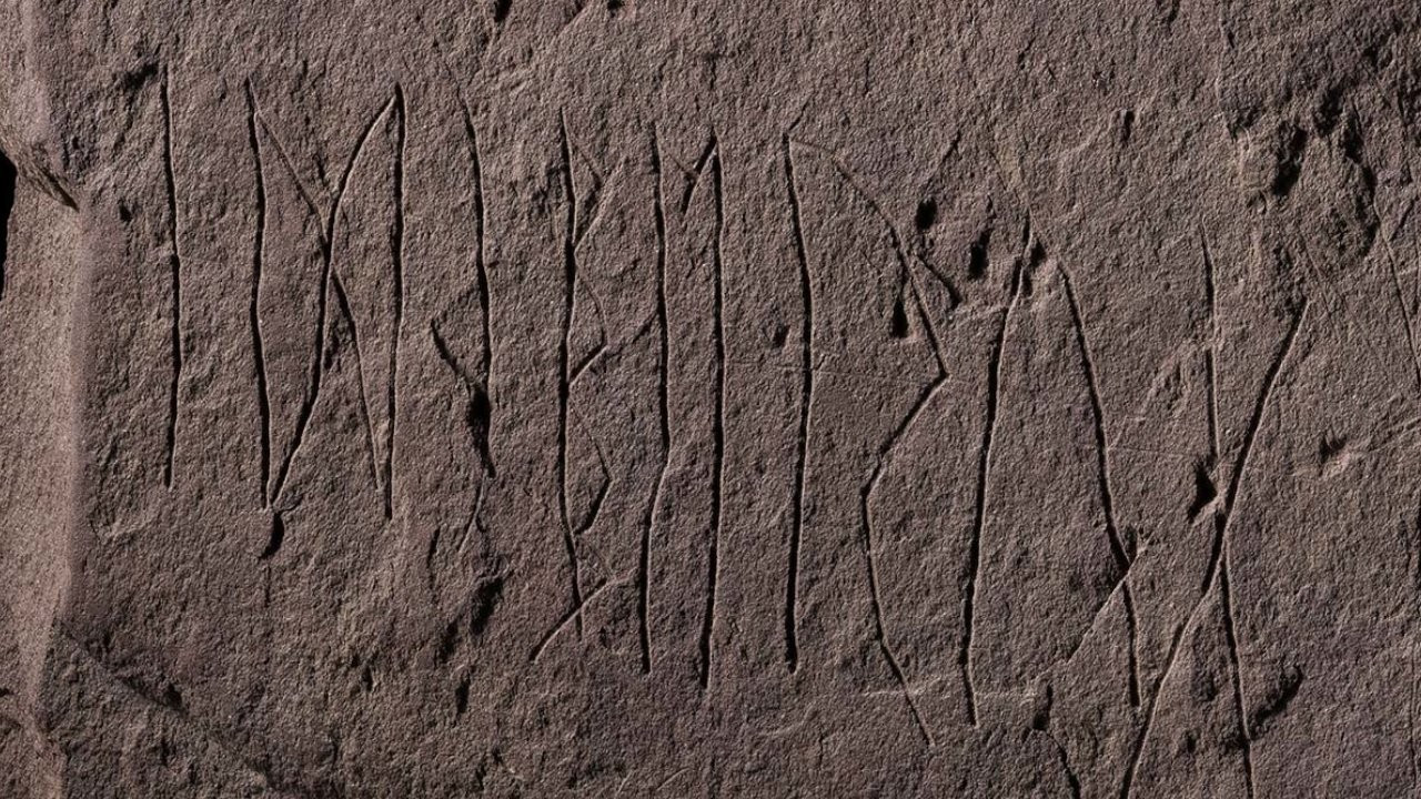 Arkeologlar: Bilinen en eski Runik yazıtlı taş bulundu