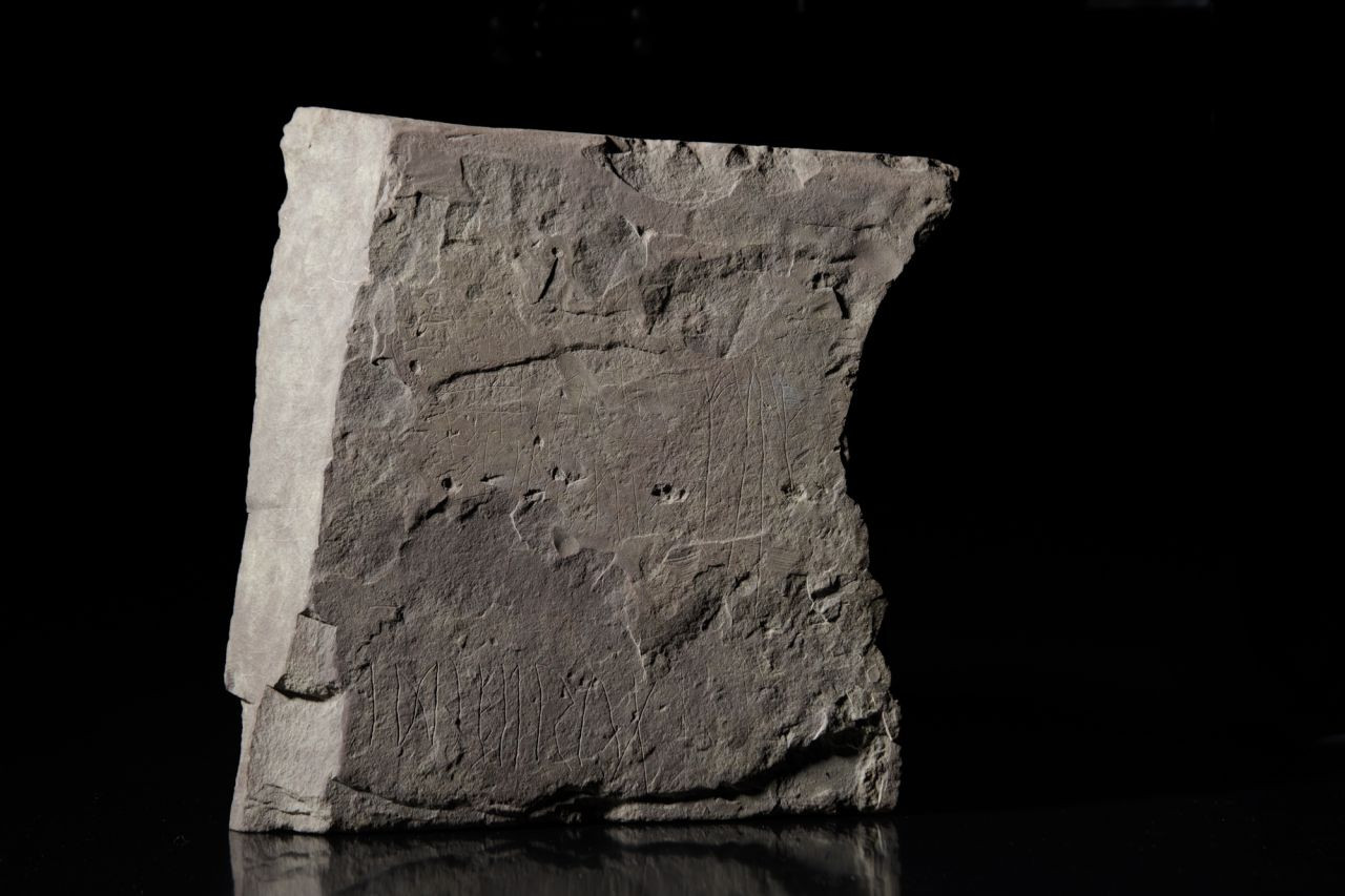 Arkeologlar: Bilinen en eski runik yazıtlı taş bulundu - Sayfa 1