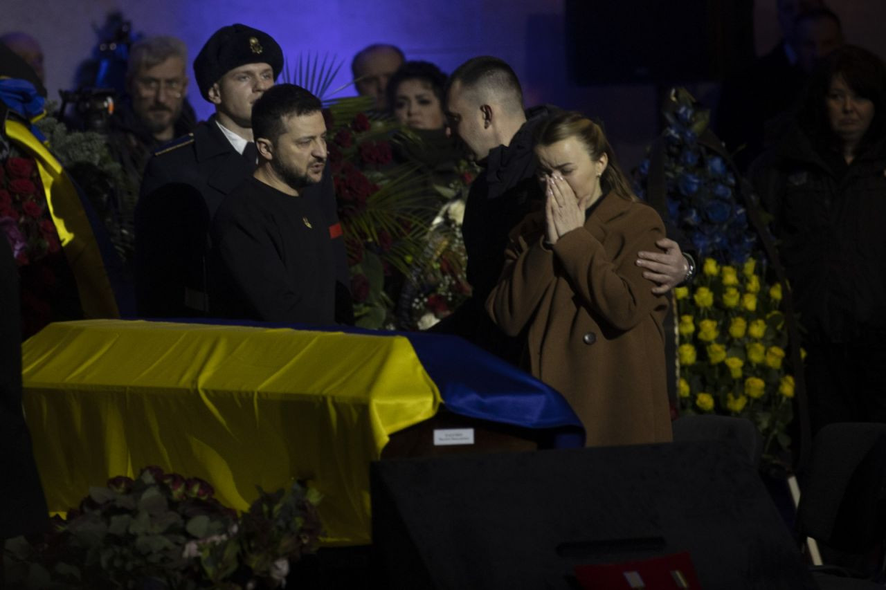 Ukrayna'da helikopter kazasında ölenler için cenaze töreni düzenlendi - Sayfa 1