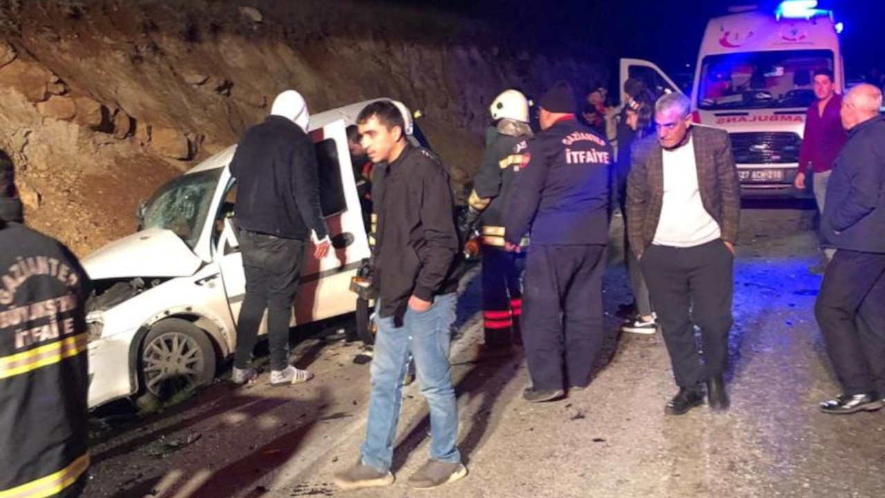 Antep'te minibüs ile iki araç çarpıştı: 2 ölü, 5 yaralı