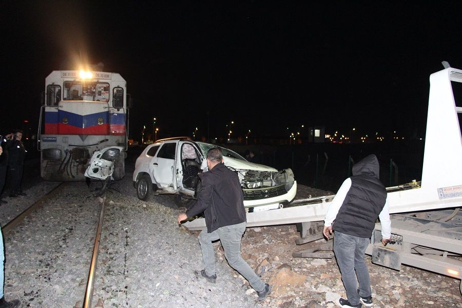 Diyarbakır'da yük treni hemzemin geçitte otomobile çarptı: 4 yaralı - Sayfa 1