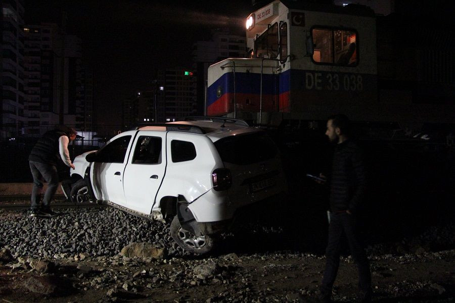 Diyarbakır'da yük treni hemzemin geçitte otomobile çarptı: 4 yaralı - Sayfa 3