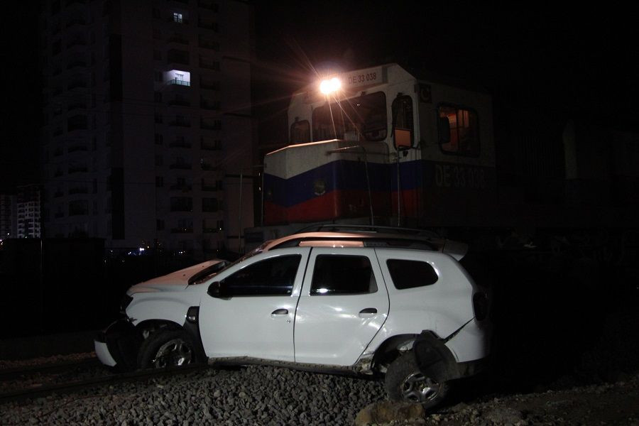 Diyarbakır'da yük treni hemzemin geçitte otomobile çarptı: 4 yaralı - Sayfa 4