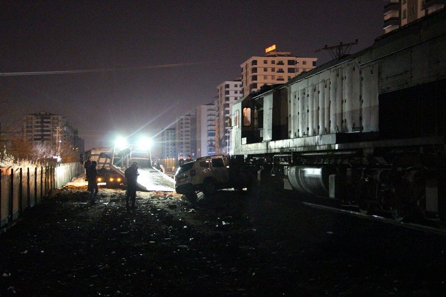 Diyarbakır'da yük treni hemzemin geçitte otomobile çarptı: 4 yaralı - Sayfa 2