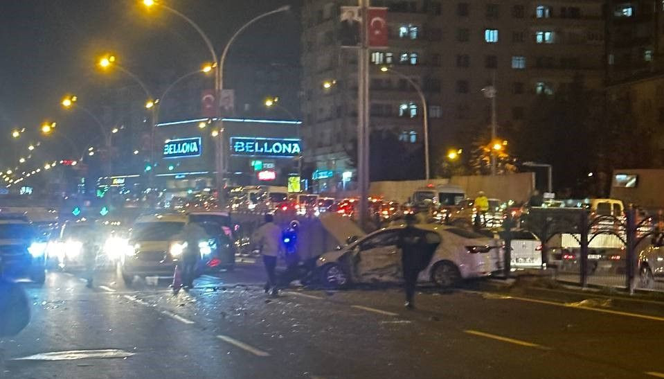 Diyarbakır'da otomobil bariyerleri aşıp iki araca çarptı: 1 polis hayatını kaybetti, 5 yaralı - Sayfa 4