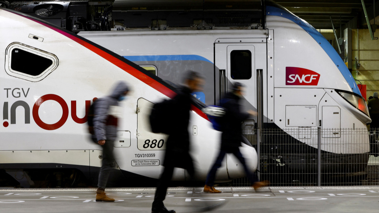 Paris'te tren istasyonunda yangın: Seferler durduruldu