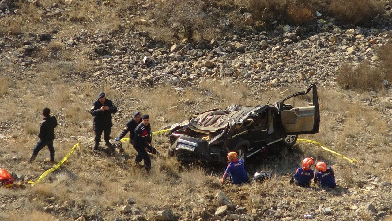 Fotoğraf çekmek için indi, araç 300 metreden uçuruma düştü: 1 ölü