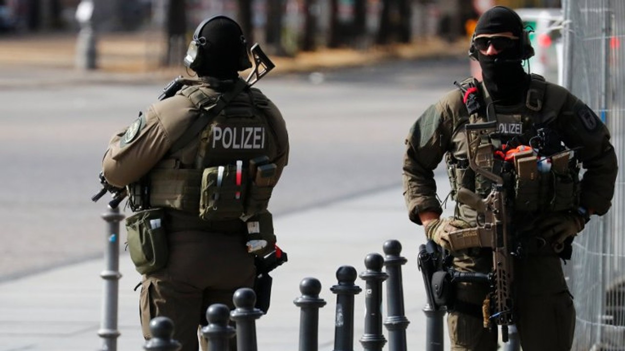 Almanya'da trende düzenlenen bıçaklı saldırıda 2 kişi öldü