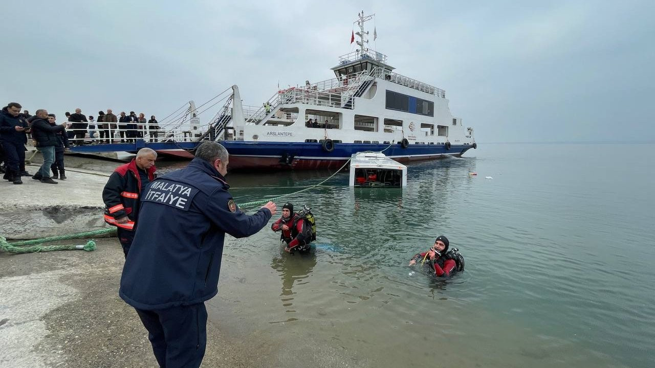 Malatya'da feribota yolcu taşıyan otobüs gölete düştü: 3 yaralı