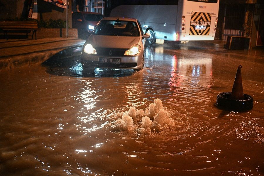 İzmir'de sağanak etkili oldu: Ev ve iş yerlerini su bastı - Sayfa 1