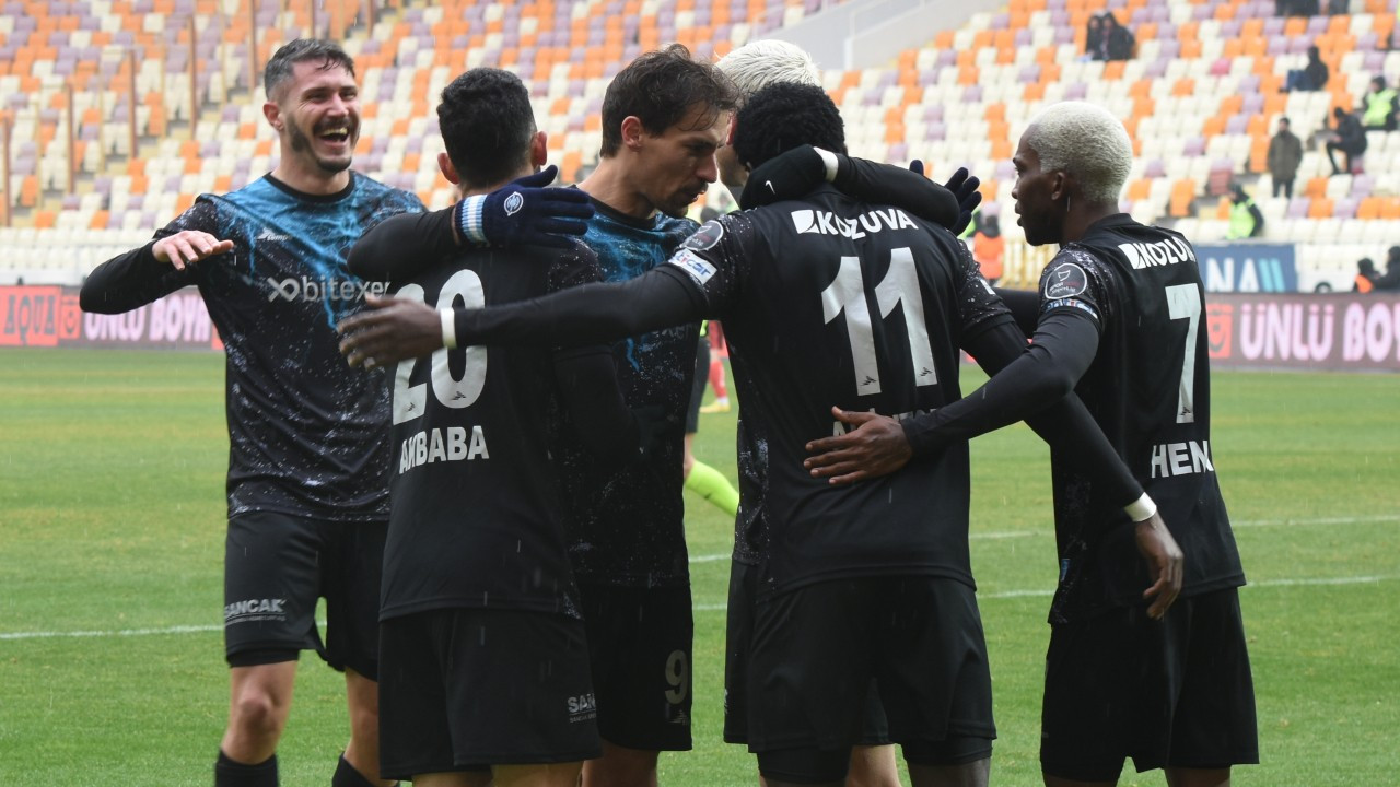 Adana Demirspor, Sivasspor deplasmanında 3 puanı 2 golle aldı