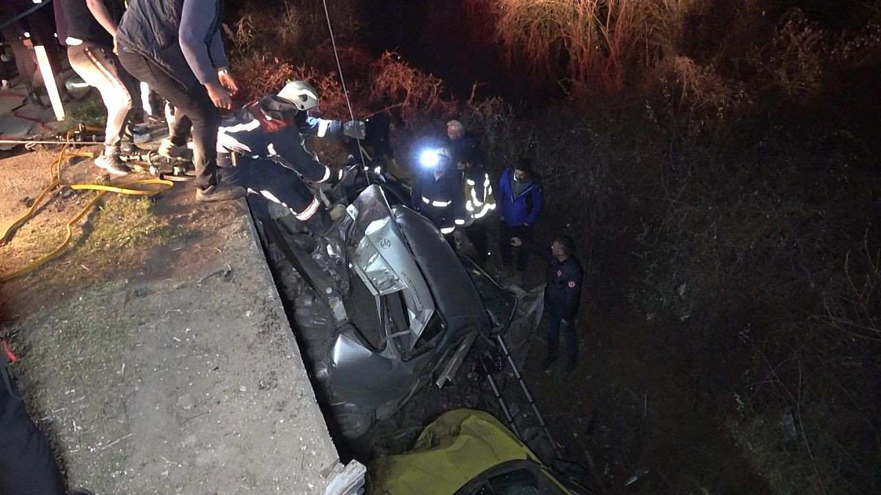 Alkollü taksi şoförü makas attı, iki araç köprüden uçtu - Sayfa 1