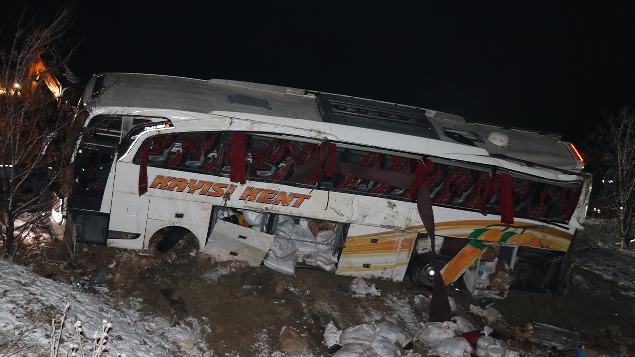 Kayseri'de yolcu otobüsü devrildi: 4 ölü