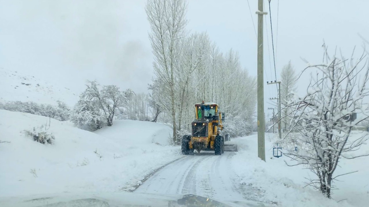Van'da kar yağışı: 345 yerleşim yeri ulaşıma kapandı