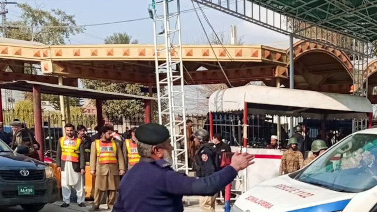 Pakistan'da camiye intihar saldırısı: 32 ölü, 150'den fazla yaralı