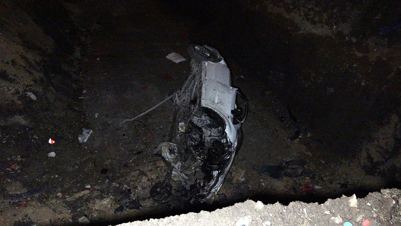 Metro inşaatı için kazılan çukura düşen otomobilin sürücüsü yaralandı