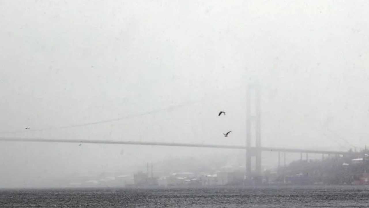 İstanbul'da sis engeli: Gemi trafiği çift yönlü askıya alındı