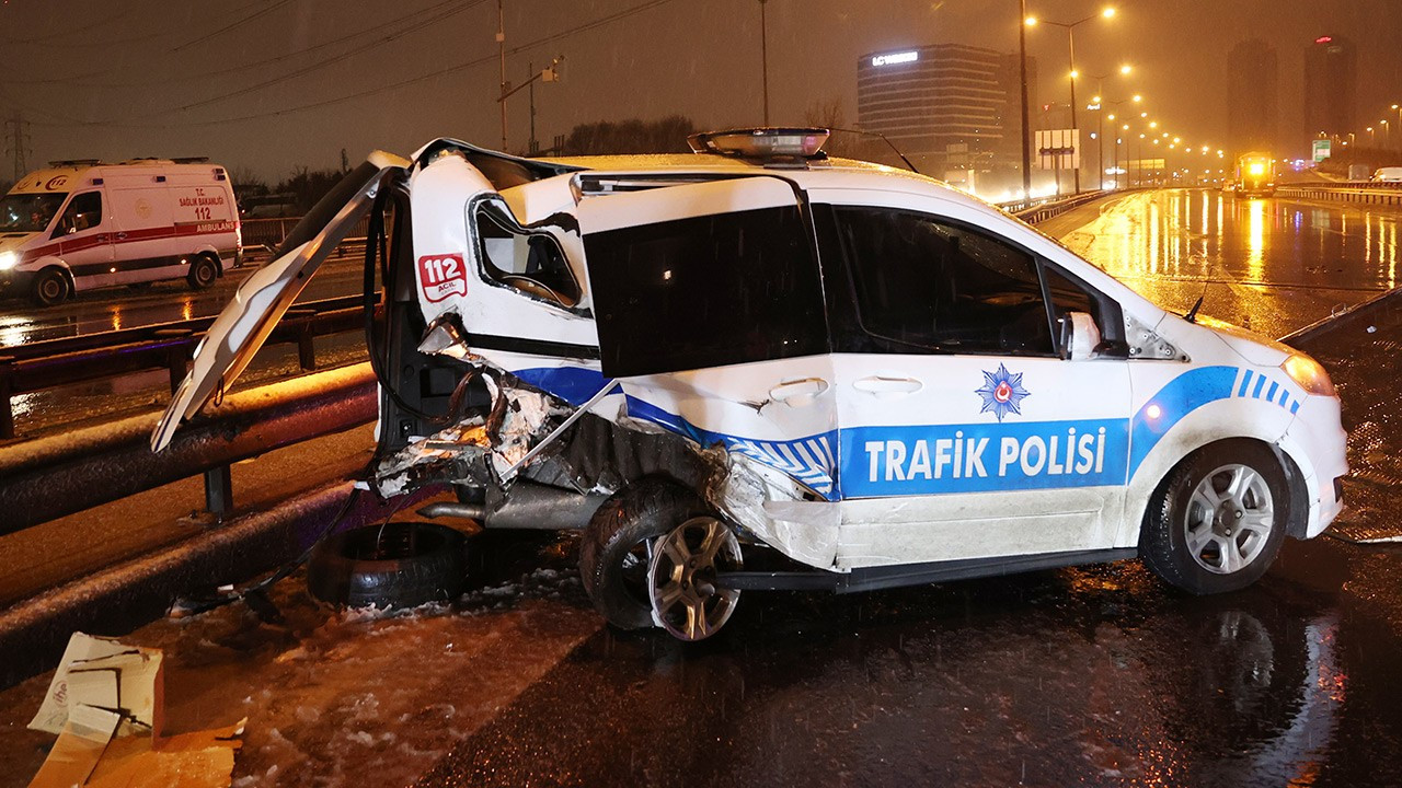 Trafik kazasına işlem yapan polis aracına çarptı: 1 ölü, 1 yaralı