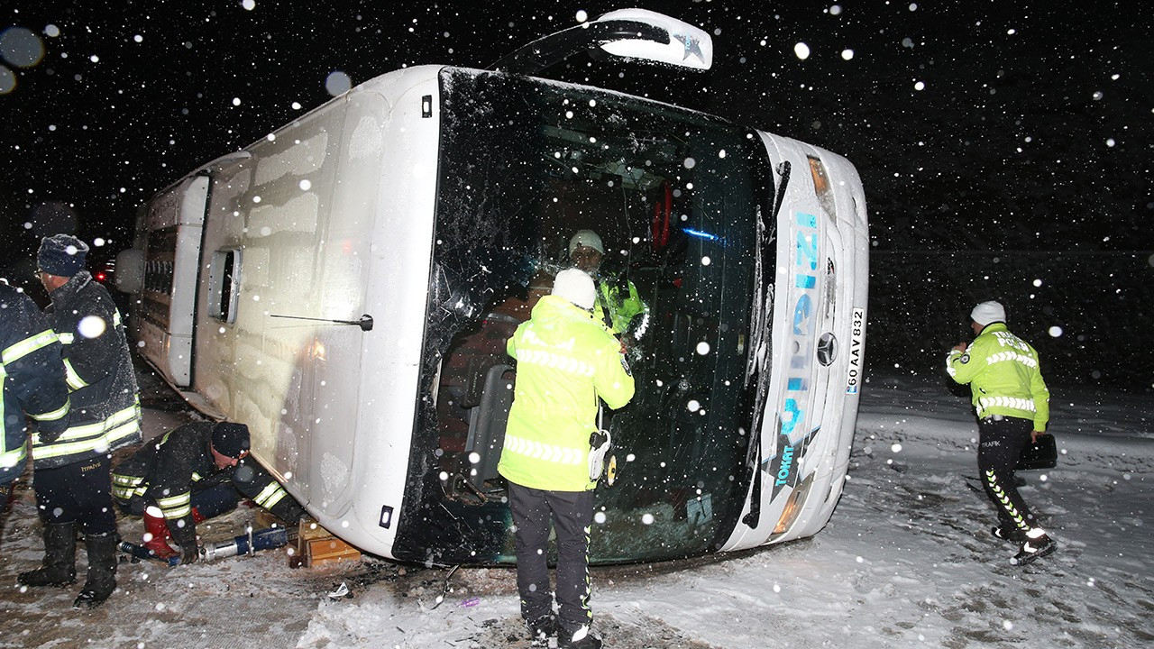 Tokat'ta yolcu otobüsü devridi: 1 ölü, 15 yaralı