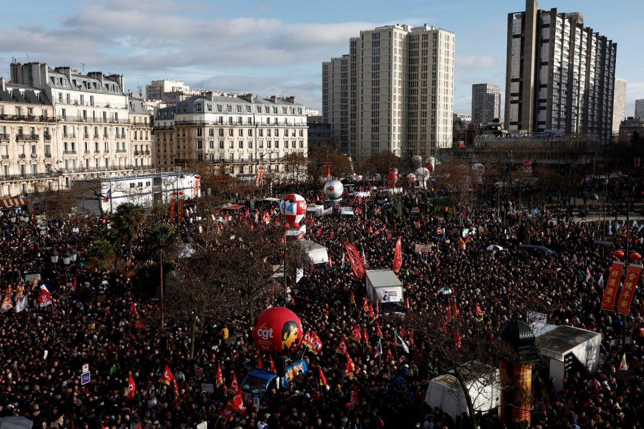 Fransa'da 1 milyon kişi sokakta: 'Emeklilik reformunu al başına çal' - Sayfa 4