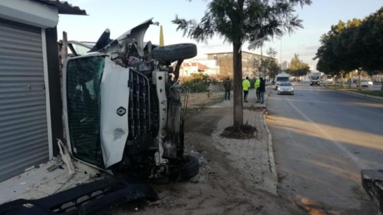 Antalya'da servis aracı devrildi: 10 yaralı