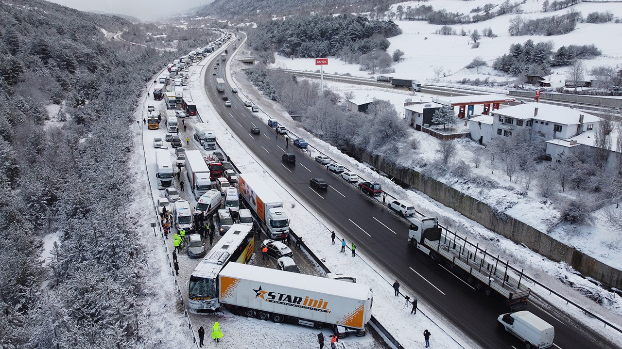 Bolu'da zincirleme kaza: İstanbul yönü trafiğe kapandı
