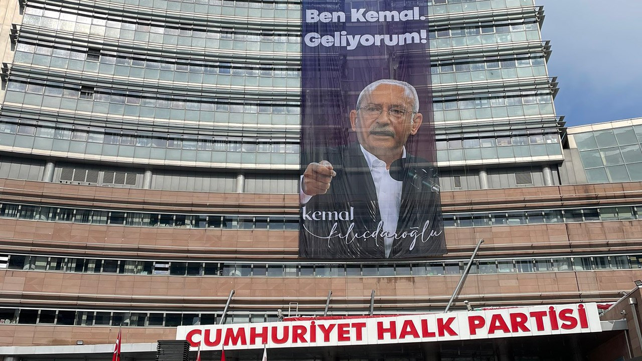 CHP Genel Merkezi'ne 'Ben Kemal. Geliyorum' afişi asıldı