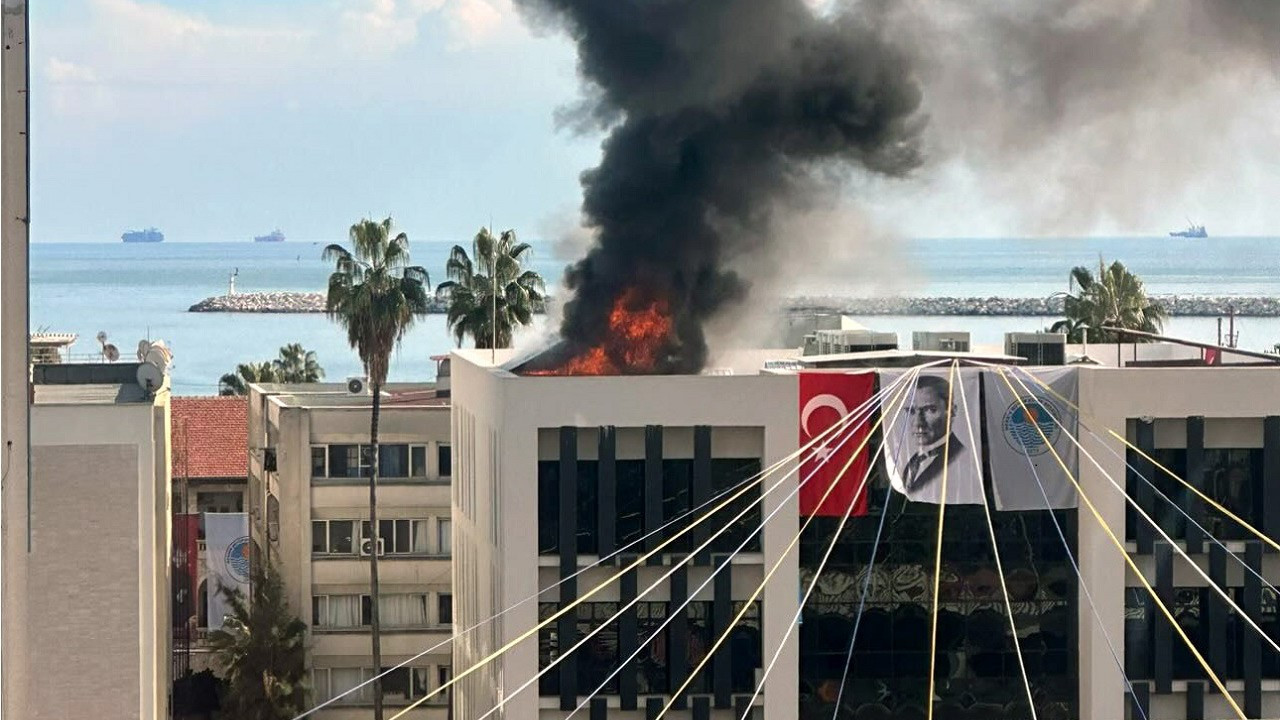 Mersin'de açılışı yapılan belediye binasında yangın çıktı