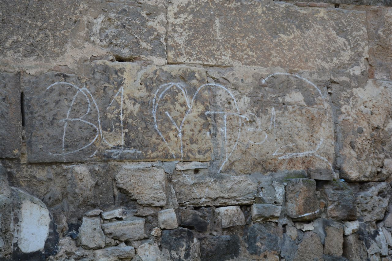 UNESCO listesindeki 2 bin 500 yıllık kalenin duvarına yazılama yapıldı - Sayfa 1