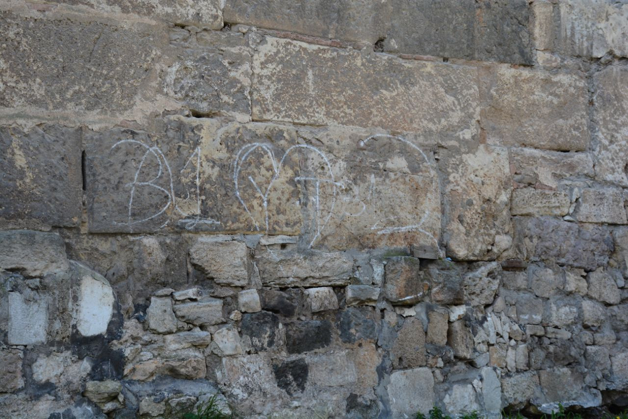 UNESCO listesindeki 2 bin 500 yıllık kalenin duvarına yazılama yapıldı - Sayfa 3