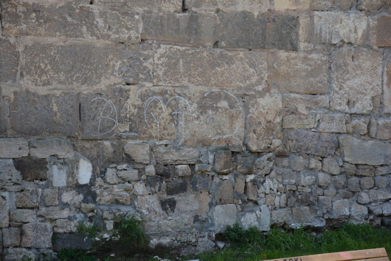 UNESCO listesindeki 2 bin 500 yıllık kalenin duvarına yazılama yapıldı - Sayfa 2