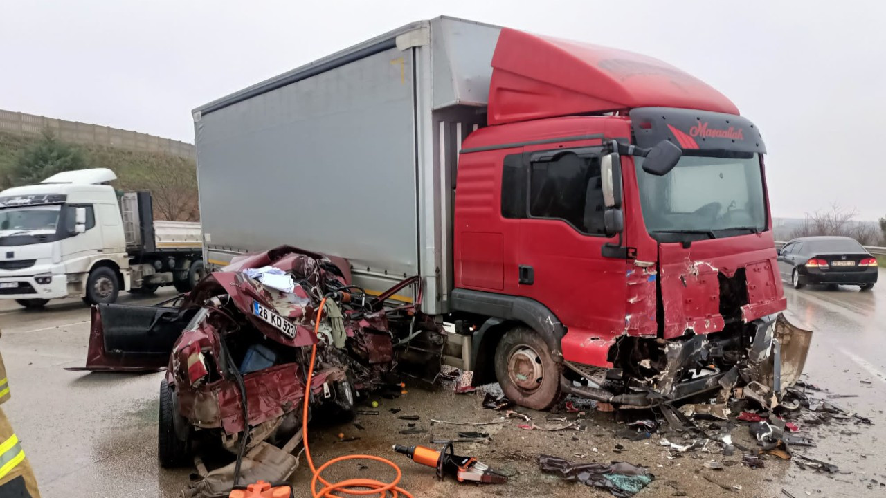 Bursa'da otomobille kamyon çarpıştı: 5 ölü, 1 yaralı