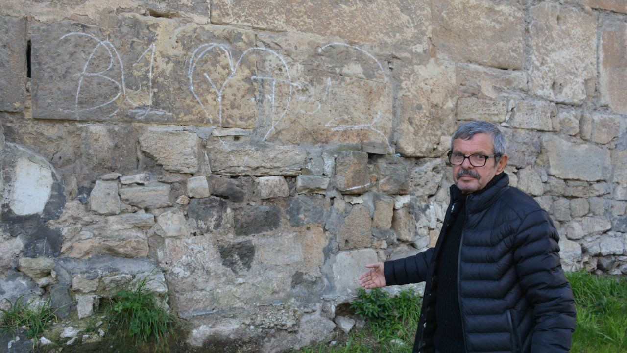 UNESCO listesindeki 2 bin 500 yıllık kalenin duvarına yazılama yapıldı - Sayfa 4