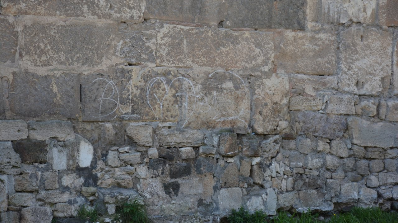 UNESCO listesindeki 2 bin 500 yıllık kalenin duvarına yazılama yapıldı