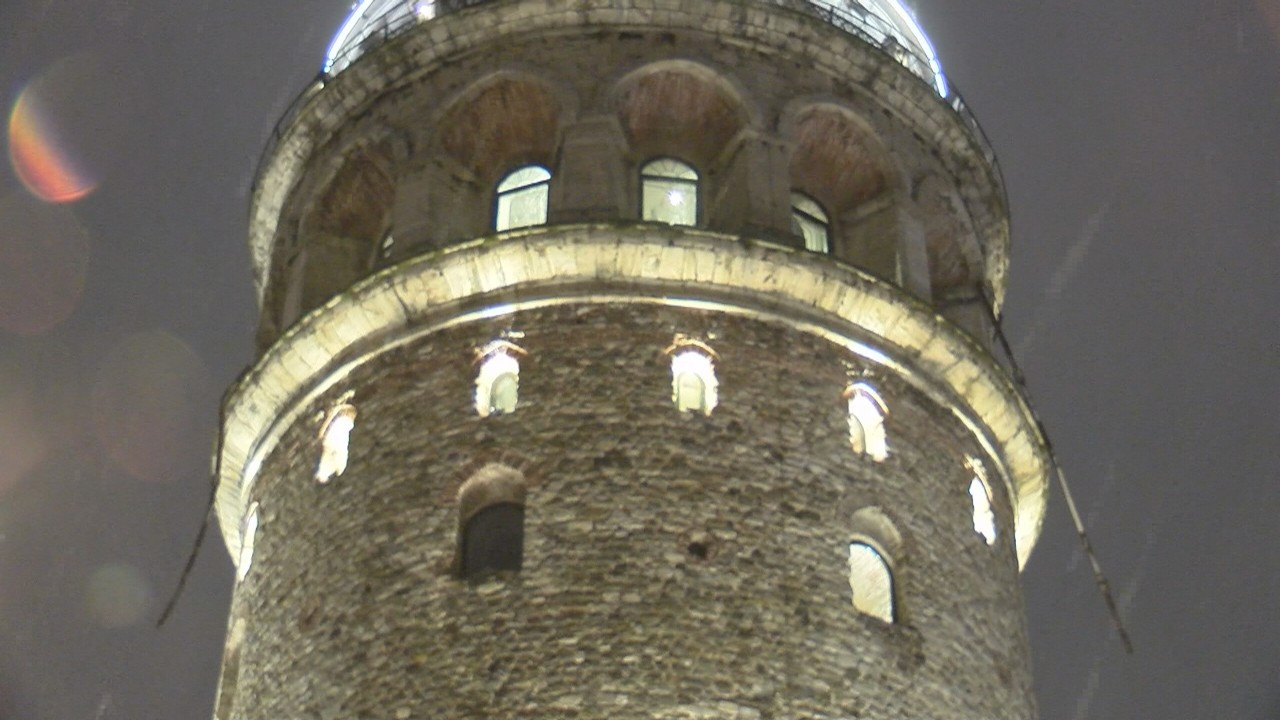 İstanbul'da kar ve fırtına: Galata Kulesi'nin korkulukları koptu